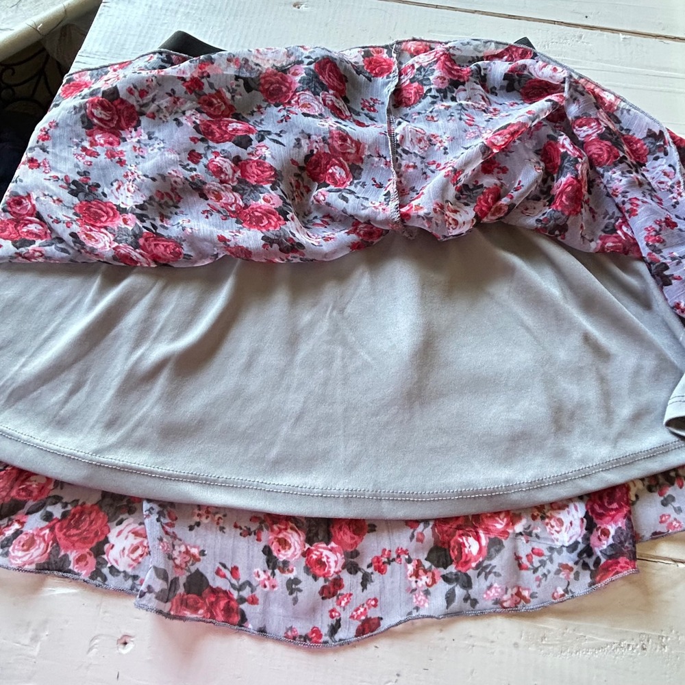 Deb Floral Rose Print Mini Skirt Grey Red Elastic Waist L DS6K584-2‎